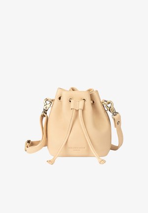 Kleine beigen Ledereimer-Tasche mit Kordelzugverschluss und verstellbarem Schulterriemen, vorne mit der Marke "Holzrichter Berlin" geprägt.