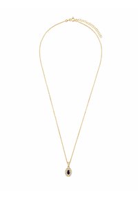 Złocony naszyjnik z owalnym wisiorkiem, w którego centrum znajduje się ciemnoniebieski kamień otoczony małymi, przezroczystymi kamieniami, zawieszony na delikatnym łańcuszku.