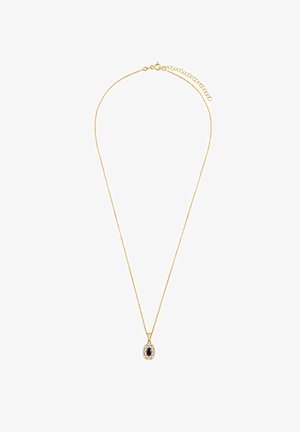 Złocony naszyjnik z owalnym wisiorkiem, w którego centrum znajduje się ciemnoniebieski kamień otoczony małymi, przezroczystymi kamieniami, zawieszony na delikatnym łańcuszku.
