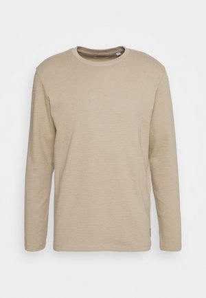Beiges, langärmliges, geripptes Rundhalsshirt mit einer dezenten horizontal gestreiften Textur, dargestellt auf einem schlichten hellen Hintergrund.