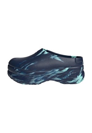 Zueco de azul marino sin cordones con patrón marmoleado en tonos verde azulado, suela gruesa y texturizada, y logotipo de la marca en relieve en el lateral.