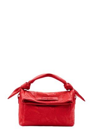 Rote Lederhandtasche mit geprägten Blumendessins, einem gefalteten Klappenverschluss und einem geknoteten Griff. Kompakte rechteckige Form mit einem Reißverschluss.