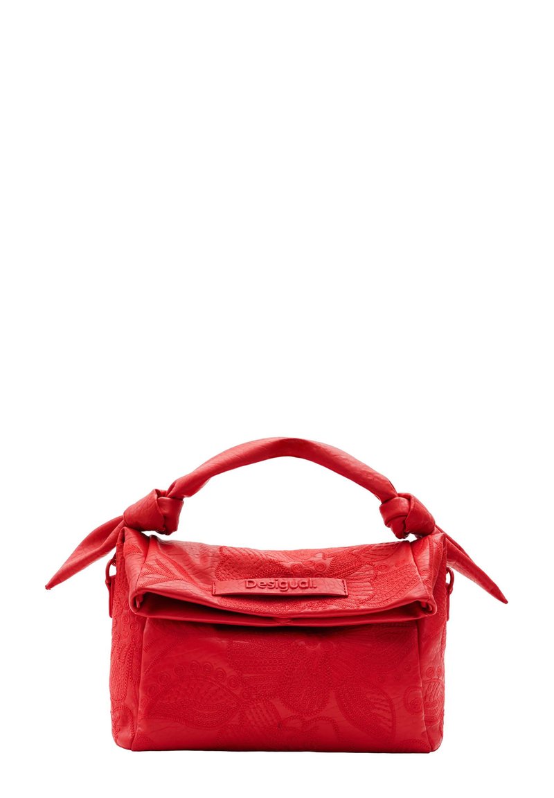 Rote Lederhandtasche mit geprägten Blumendessins, einem gefalteten Klappenverschluss und einem geknoteten Griff. Kompakte rechteckige Form mit einem Reißverschluss.