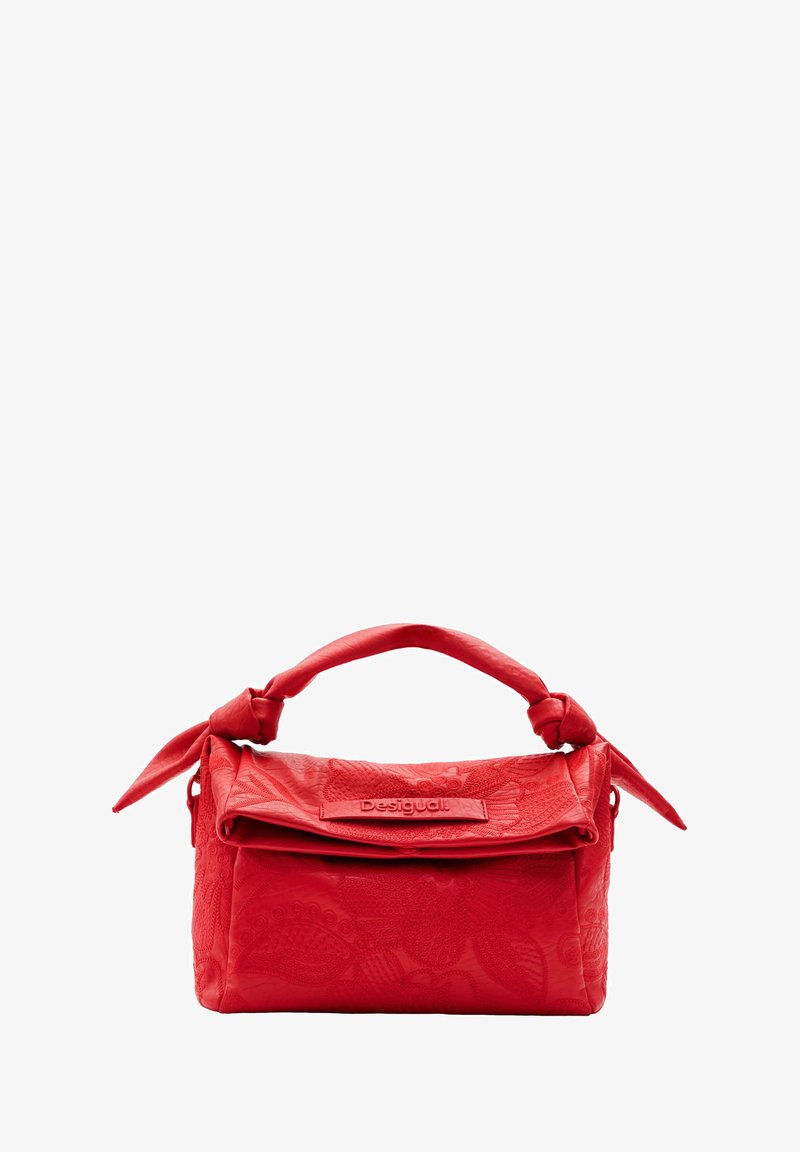 Rote Lederhandtasche mit geprägten Blumendessins, einem gefalteten Klappenverschluss und einem geknoteten Griff. Kompakte rechteckige Form mit einem Reißverschluss.