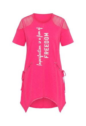 Jasnoróżowa sukienka z krótkim rękawem, siateczkowymi panelami na ramionach, wiązaniami po bokach oraz pionowym białym napisem "Imperfection is a form of FREEDOM."