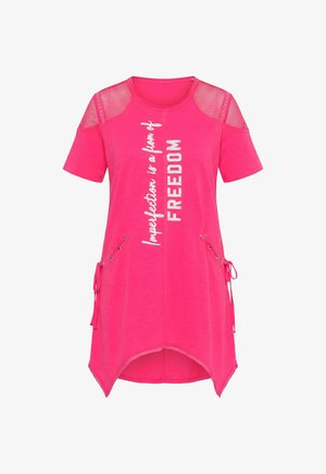 Vestito rosa acceso a maniche corte con pannelli in rete sulle spalle, lati con lacci e testo verticale bianco che recita "Imperfection is a form of FREEDOM."