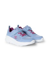Jasnoniebieskie sneakersy z siateczki i materiału syntetycznego, z różowymi sznurowadłami i akcentami, wyściełanym kołnierzem oraz białą podeszwą.
