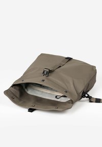 Borsa messenger etichettata di colore verde oliva, realizzata in tessuto resistente, con apertura a patta, tasca interna e tracolla regolabile per il trasporto.