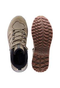 Scarpe da esterno beige con tomaia in mesh, punta in gomma e suola in gomma con battistrada multidirezionale. I lacci passano attraverso i passanti.