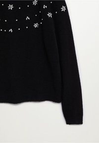 Pull noir à manches longues, orné d'embellissements argentés en forme d'étoiles et de strass éparpillés. Texture douce et ourlet côtelé.