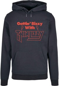 Mørkegrå hoodie med en frontlomme, snøre hætte og fed rød tekst "Gettin' Bizzy With Thin Lizzy" med lyn-graphics.