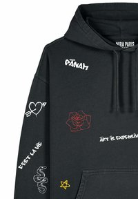 Felpa nera con cappuccio, caratterizzata da ricami grafici che includono "PANAM", una rosa rossa, un cuore, un serpente e vari elementi testuali in colori contrastanti.