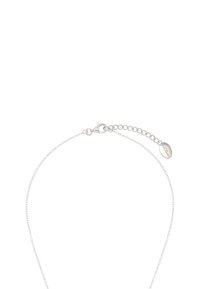 Collana in argento con chiusura a gancio e lunghezza regolabile, con un piccolo tag ovale con il nome del marchio.