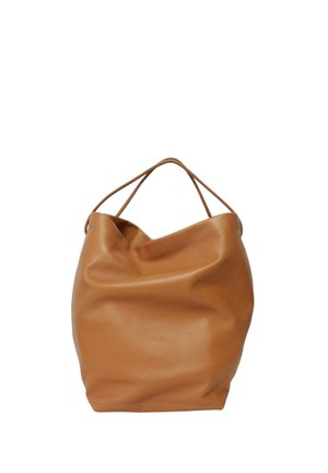 Borsa tote in morbida pelle color cuoio con doppi manici sottili e logo discretamente impresso sul davanti, forma morbida, senza chiusure o tasche visibili.