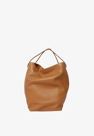 Borsa tote in morbida pelle color cuoio con doppi manici sottili e logo discretamente impresso sul davanti, forma morbida, senza chiusure o tasche visibili.