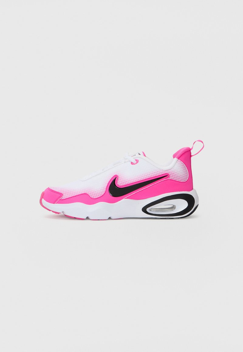Fehér sneaker élénk rózsaszín kiegészítőkkel, fekete swoosh logóval, texturált hálós felsőrésszel, tartós gumitalppal és párnázott nyakkal a kényelem érdekében.