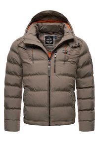 Bežová prešívaná bunda s kapucňou, ktorá má predný zips, bočné vrecká, oranžové vnútorné podšívka a nastaviteľné šnúrky.