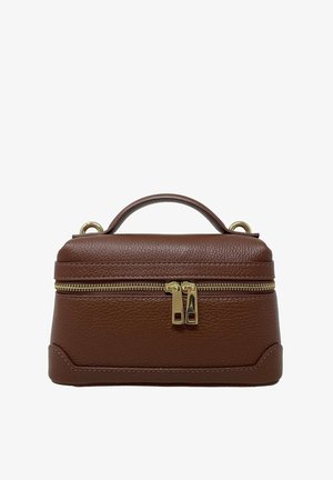 Brązowa skórzana torba na ramię o teksturowanym wykończeniu, złotej suwakiem, podwójnym zapięciem na zamek i krótkim uchwytem do noszenia.