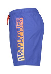 Pantaloni da bagno blu con vita elastica e coulisse arancione. Presentano un grande logo giallo "NAPAPIJR" lungo il lato sinistro. Texture liscia.