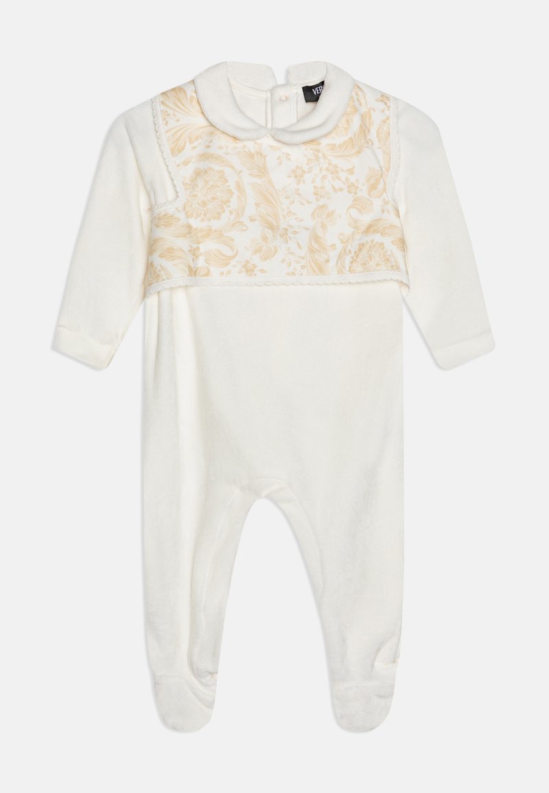 Grenouillère pour bébé blanche en tissu doux, avec un panneau beige à motifs sur la poitrine et un col arrondi. Manches longues avec protection pour les pieds.