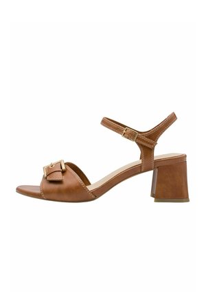 Sandale en cuir marron avec un talon carré, une bride à la cheville et un accent de boucle. Présente un bout ouvert et une couture détaillée le long des bords.