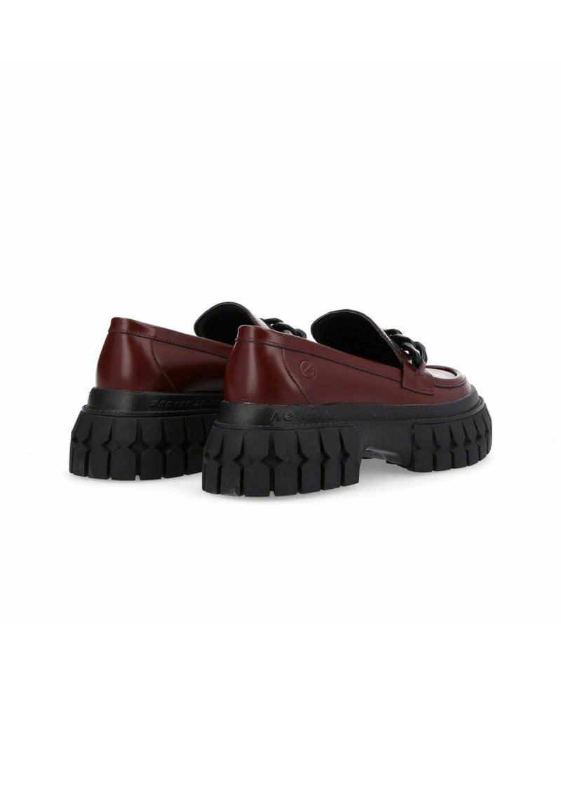 Para ciemnoczerwonych skórzanych loafersów z grubymi czarnymi podeszwami typu chunky oraz łańcuszkiem na górze, widocznych z tyłu i z boku.