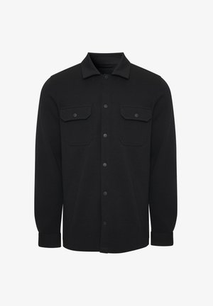 Czarna koszula z długim rękawem, z kołnierzykiem, dwoma kieszeniami na piersi i mankietami zapinanymi na guziki. Wykonana z gładkiego, teksturowanego materiału.