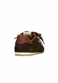 Bruine suède sneaker met een bordeaux leren hiel, contrasterende zwarte accenten, gemusterde veters en een beige rubberen zool.