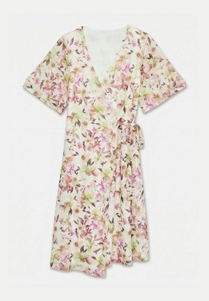 Robe portefeuille fleurie à manches courtes, col en V, avec une ceinture latérale dans des tons pastel doux de rose, vert et beige sur un fond clair.