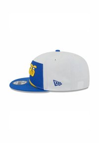 Cappellino bianco con visiera e lato blu, con testo ricamato giallo sulla parte anteriore e un accento blu sulla parte superiore. Logo New Era sul lato.