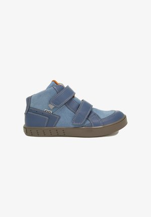 Scarpa alta blu realizzata in suede e materiali sintetici. Presenta due cinturini in velcro regolabili e una suola in gomma marrone con texture a puntini.