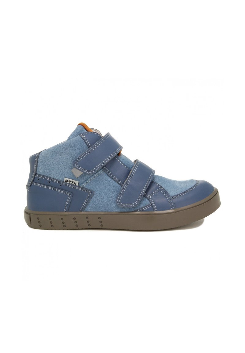 Scarpa alta blu realizzata in suede e materiali sintetici. Presenta due cinturini in velcro regolabili e una suola in gomma marrone con texture a puntini.