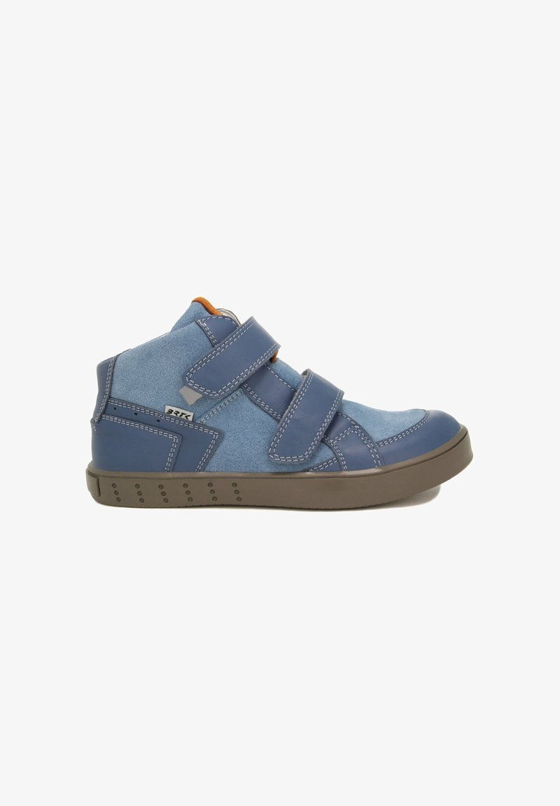 Blauer High-Top-Schuh aus Wildleder und synthetischen Materialien. Verfügt über zwei verstellbare Klettverschlüsse und eine braune Gummisohle mit punktueller Textur.