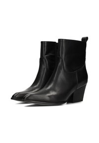 Bottines en cuir noir avec un bout pointu, une fermeture éclair sur le côté, et un petit talon carré. Texture lisse avec un design simple.