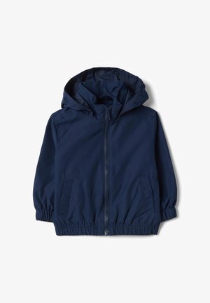 Veste à capuche pour enfants bleu marine avec fermeture éclair à l'avant, poignets élastiqués, deux poches latérales et ourlet froncé sur fond blanc.