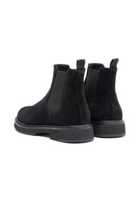 Mustad musta suede ankle boots elastsete külgpaneelidega, tõmblukkudega, ümarate varvastega ja tekstuurse kummitaldadega. Sile viimistlus ja minimaalne disain.