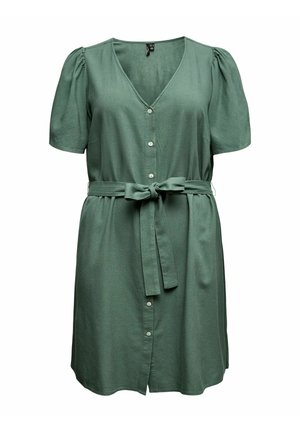 Vestido verde de manga corta con escote en V, cierre de botones en la parte delantera, mangas abullonadas y cinturón de tela anudado en un lazo en la cintura.