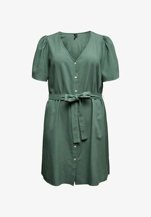 Zielona sukienka z krótkim rękawem, dekoltem w serek, zapinana na guziki z przodu, z bufkami oraz materiałowym paskiem zawiązanym w kokardę w talii.
