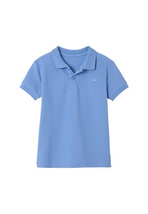 Hellblaues Poloshirt aus Baumwolle mit einer Knopfleiste mit drei Knöpfen, kurzen Ärmeln und einem gestickten Logo auf der Brust.