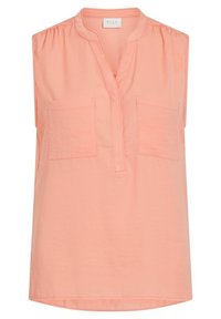 Blouse sans manches couleur pêche fabriquée dans un tissu léger, avec un col en encoche, deux poches avant et un ourlet légèrement arrondi.