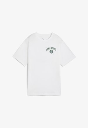Camiseta blanca de algodón con mangas cortas, cuello redondo y logotipo bordado en verde "PUMA SPORTS" en el lado izquierdo del pecho.