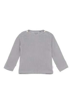Lichtgrijze geribbelde peuter T-shirt met lange mouwen, ronde halslijn en twee drukknopen op de schouder, plat gelegd op een witte achtergrond.