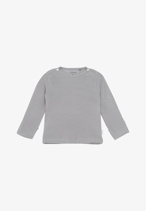 Lichtgrijze geribbelde peuter T-shirt met lange mouwen, ronde halslijn en twee drukknopen op de schouder, plat gelegd op een witte achtergrond.