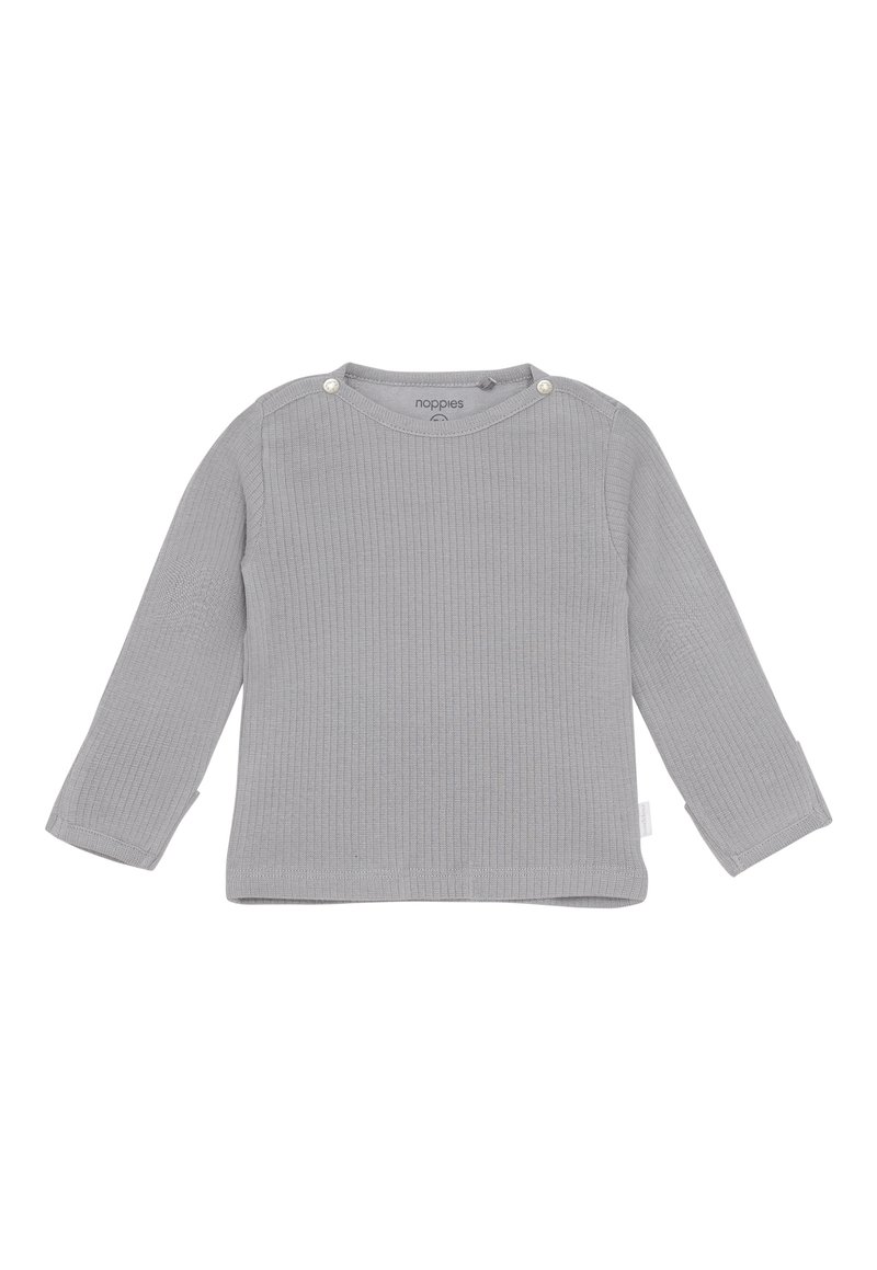 Lichtgrijze geribbelde peuter T-shirt met lange mouwen, ronde halslijn en twee drukknopen op de schouder, plat gelegd op een witte achtergrond.