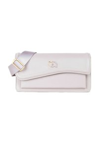 Lys lavendelfarvet syntetisk lædertaske med en buet flap, guldhardware og en matchende justerbar båndrem. Glat tekstur og minimalistisk design.