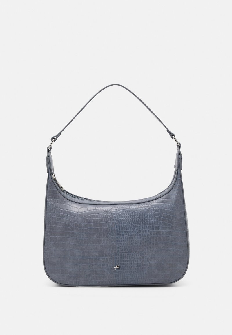 Sac épaule gris ardoise avec texture crocodile, petit logo argenté, et une seule bandoulière réglable sur fond blanc.