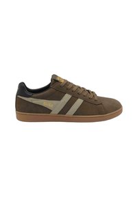 Sneakers in suede marrone con due strisce beige chiare, un tallone nero e un logo dorato di lato. Parte superiore testurizzata con suola in gomma.