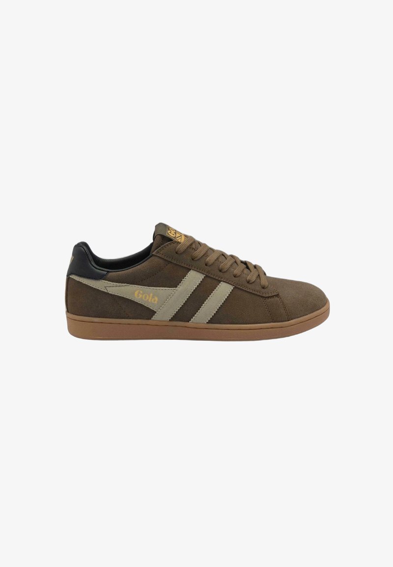 Sneakers in suede marrone con due strisce beige chiare, un tallone nero e un logo dorato di lato. Parte superiore testurizzata con suola in gomma.