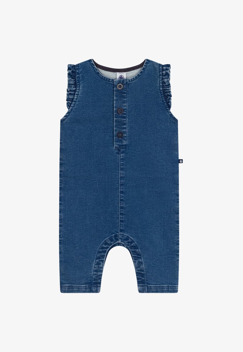Combinaison bébé sans manches en denim bleu avec trois boutons sur le devant et épaules à volants, dotée d'un col rond et d'une étiquette sur le côté.