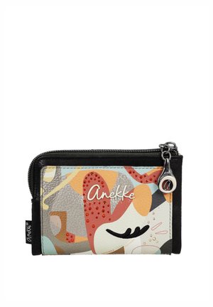 Pequeña cartera con cremallera con diseño abstracto en tonos pastel, piedras rojas, ribetes negros y el logo "Anekke" en el frente con tirador de cremallera personalizado.